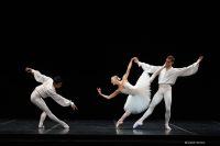 1-Suite-en-blanc-Minoru-Kaneko-Alexandra-Surodeeva-Timofiy-Bykovets-crÇdit-David-Herrero