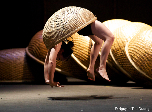 A O Lang Pho par le Nouveau cirque du Vietnam