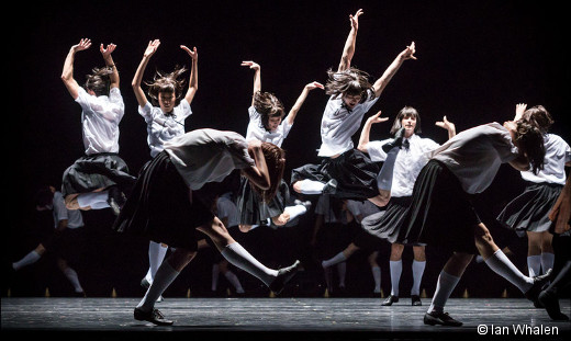 Le Songe d'une nuit d'été de George Balanchine par le Ballet de l'Opéra de Paris George Balanchine est surtout connu pour ses ballets abstraits, mais il a aussi composé quelques ballets narratifs, comme Le Songe d'une nuit d'été créé au New York City Ballet en 1966. Un régal en deux actes, mêlant une multitude de personnages et une danse virtuose qui devrait bien aller à la compagnie. La jeune génération devrait s'y plaire. À noter que, pour cette entrée au répertoire, les décors et costumes seront dessinés par Christian Lacroix, un habitué de l'institution, ce qui promet une nouvelle production fastueuse. Où et quand ? Du 9 au 29 mars 2017 à l'Opéra Bastille