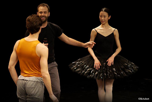 Benjamin Millepied faisant répéter Le Lac des Cygnes et Sae Eun.