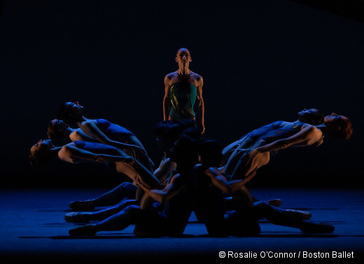 Danseur Posant Dansant Gracieusement En Studio Avec Nuage De Poussière,  Farine. La Danseuse En Maillot De Bain Noir Bouge, En Action, Ayant Une  Bonne Formation Chorégraphique. Ballet, Danse, Performance, Art Banque  D'Images