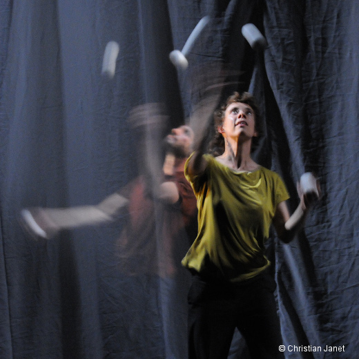 Biennale de la Danse de Lyon 2016 Collectif Petit Travers PIÈCE POUR 7 JONGLEURS ET 1 MUSICIEN CRÉATION 2016 Durée 1H ENV. Conception et chorégraphie Nicolas Mathis, Julien Clément Travail collectif, interprètes Martin Barré, Julien Clément, Rémi Darbois, Juliette Hulot, Nicolas Mathis,Marie Papon, Clément Plantevin Musique Partition originale de Pierre Pollet Conception, réalisation et scénographie Olivier Filipucci et Thibault Thelleire Création lumières Alix Veillon LE TOBOGGAN, DÉCINES Lun 19, 20h30 | Mar 20, 20h30 | Mer 21, 21h30 © Christian GANET / PHOTOGRAPHE 18, rue du Paillet F-69570 DARDILLY Tèl:33(0)4 78 35 75 19 christian.ganet@orange.fr