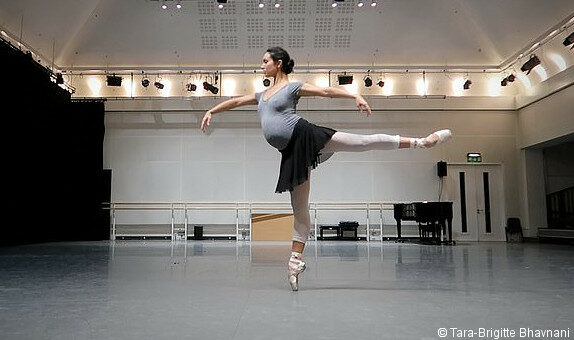 Une danseuse étoile poursuit la danse classique pendant toute sa grossesse