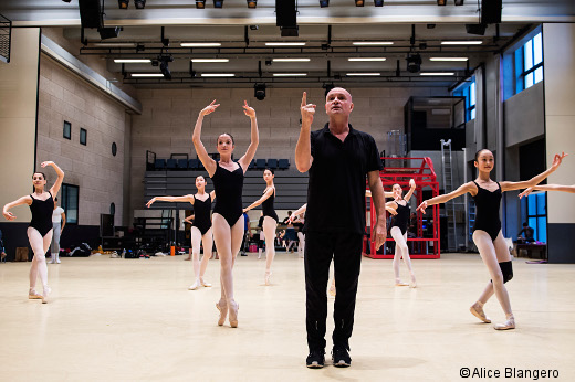 Jean-Christophe Maillot en répétition avec des élèves de l'Académie Princesse Grace