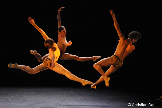 Jeune Ballet du Cnsmd de Lyon - Université Lyon 2 Bron le 26 janvier 2014 Jean-Claude CIAPPARA Directeur des études chorégraphiques- Jeune ballet du CNSMD de Lyon Jean-Claude Ciappara, directeur artistique Gaëlle Communal van Sleen et Benoît Caussé, maîtres de ballet Philippe Combeau, costumes Reynald Bureau, régie lumières Gilles Duroux, régie son Marc Ribaud « Au bord du précipice » (création classique) Musique : Ludovico Einaudi – extraits des albums « Salgari », « Prologue », « Jungle 1 », « Jungle 2 » Costumes: Philippe Combeau Durée : 18’ Interprètes : Angélique Blasco, Joséphine Meunier, Rebeca Almendra Navarro, Jade Orgeas, Emma Saide, Margaux Tonder, Maxime Bordessoules, Lorris Eichinger, Gabriel Fillâtre, Renaud Garros, Benoît Peillon, Alexandre Plesis © Christian GANET / PHOTOGRAPHE 18, rue du Paillet F-69570 DARDILLY Tèl:33(0)4 78 35 75 19 christian.ganet@orange.fr