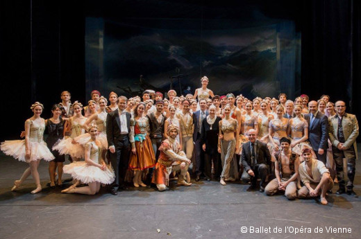 La troupe du Ballet de l'Opéra de Vienne après la première du Corsaire